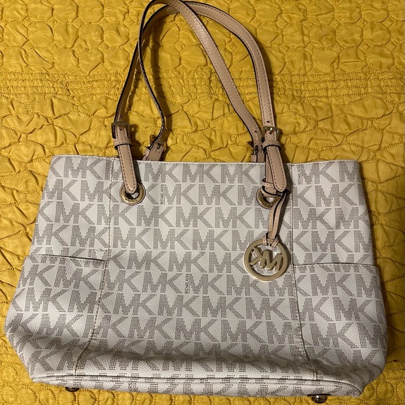 Michael Kors Tote Monogram White, made of leather with gold hardware. - Picture 3 of 11